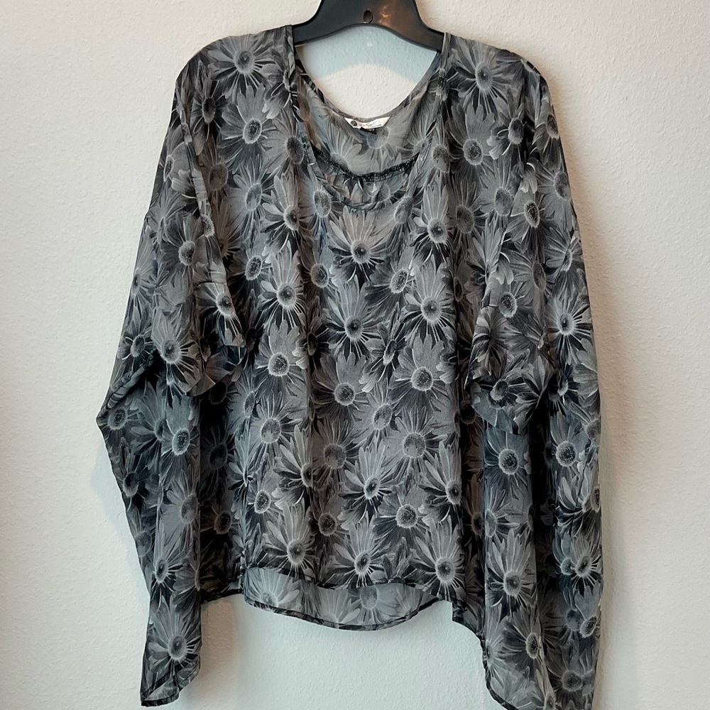 Natalie Suarez Floral Sheer Women's Blouse - Black and Gray
